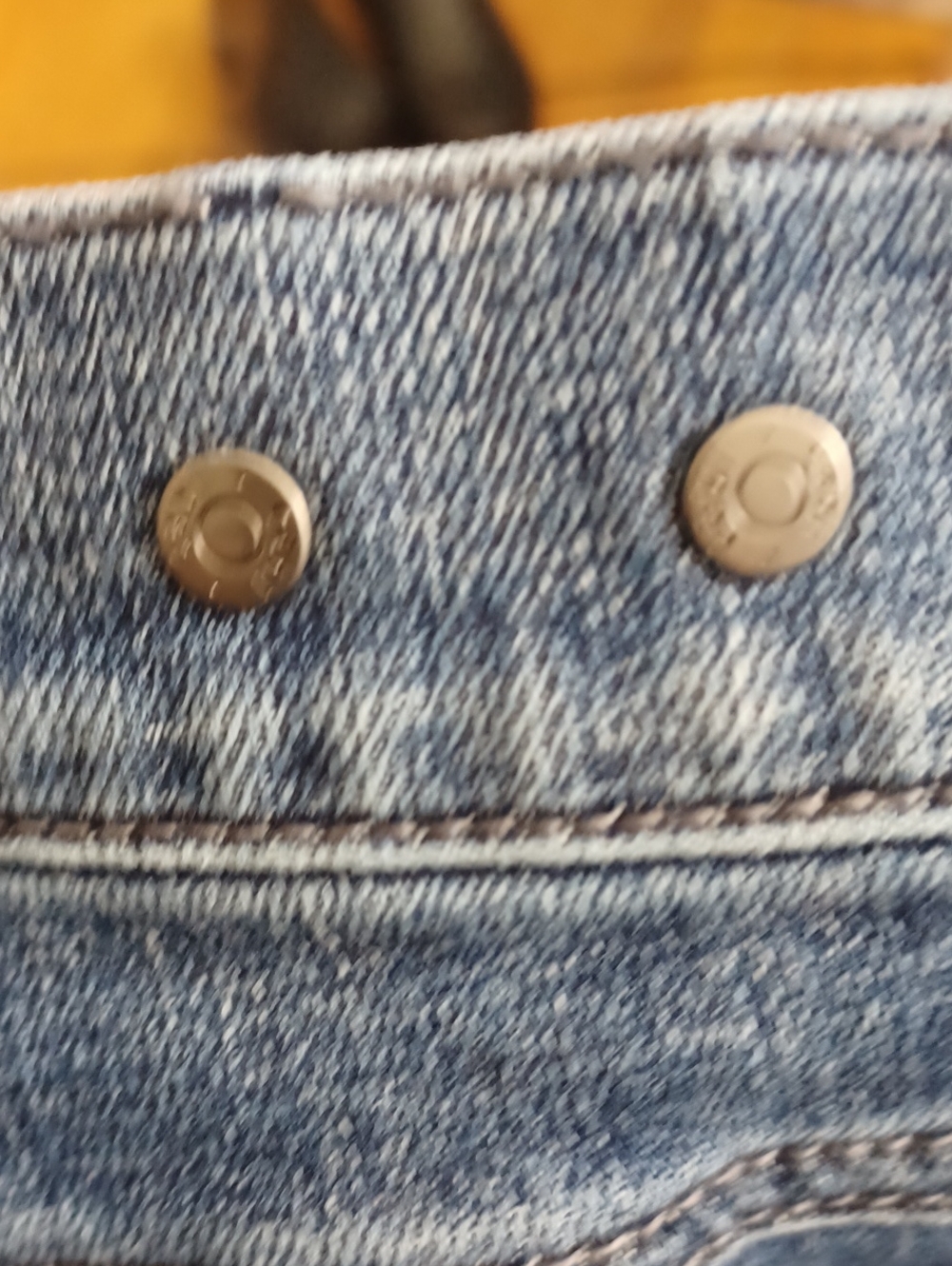 Cabi Soho Cropped Jeans Sz.4. Rear Stitched Seam. L.26.5". R.9.5". W.27". - Picture 6 of 8